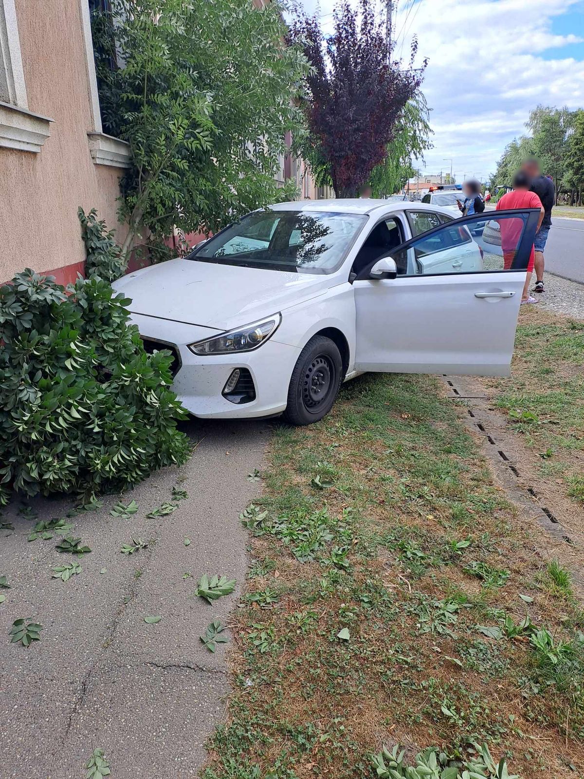 Baleset Berettyóújfaluban: két autó ütközött, majd falnak csapódott