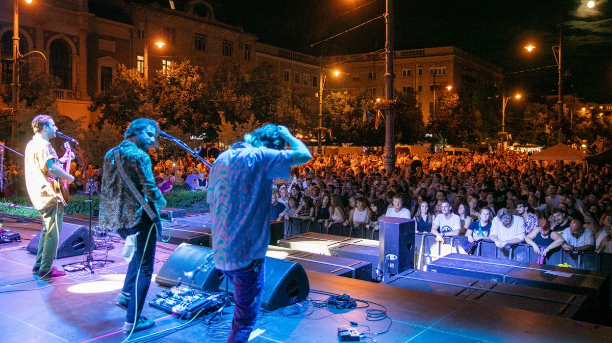 Szombat este megtöltötte a debreceni Kossuth teret a Bohemian Betyars koncertje