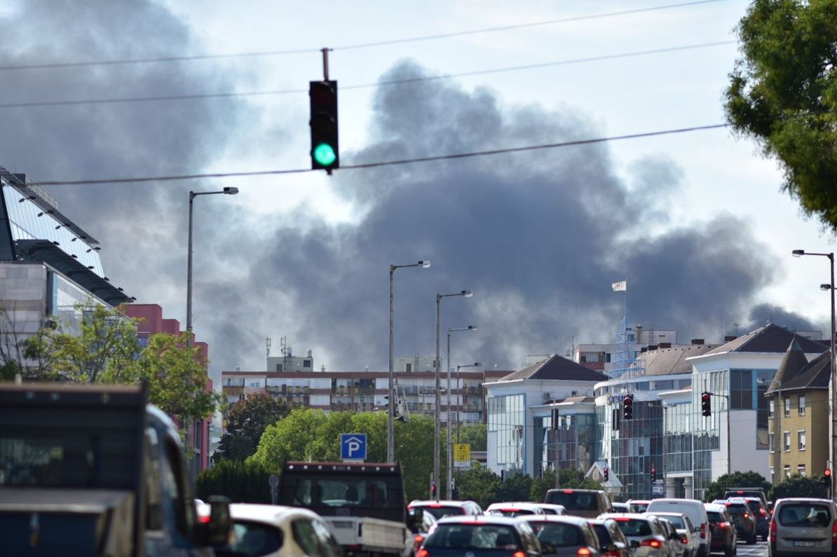 Több raktárépület is kigyulladt Nyíregyházán, a tűzhöz hajdúnánási tűzoltókat is riasztottak