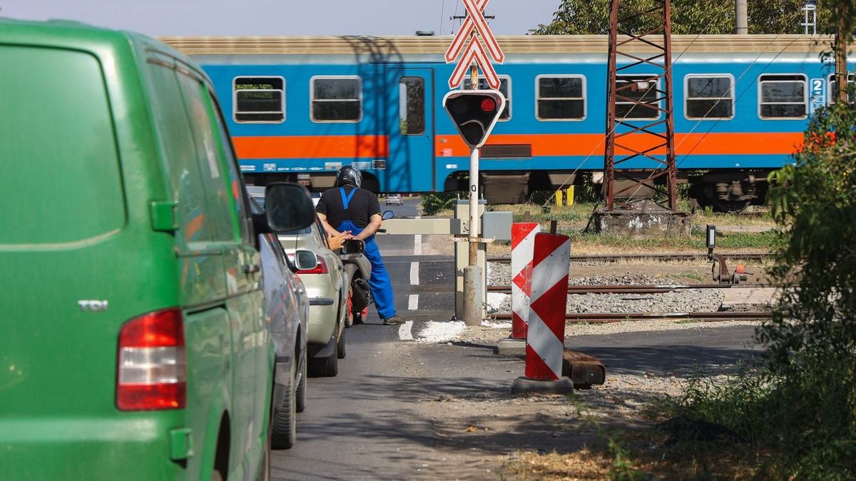 Debreceni vasúti átjáróban hozott rossz döntést egy autós