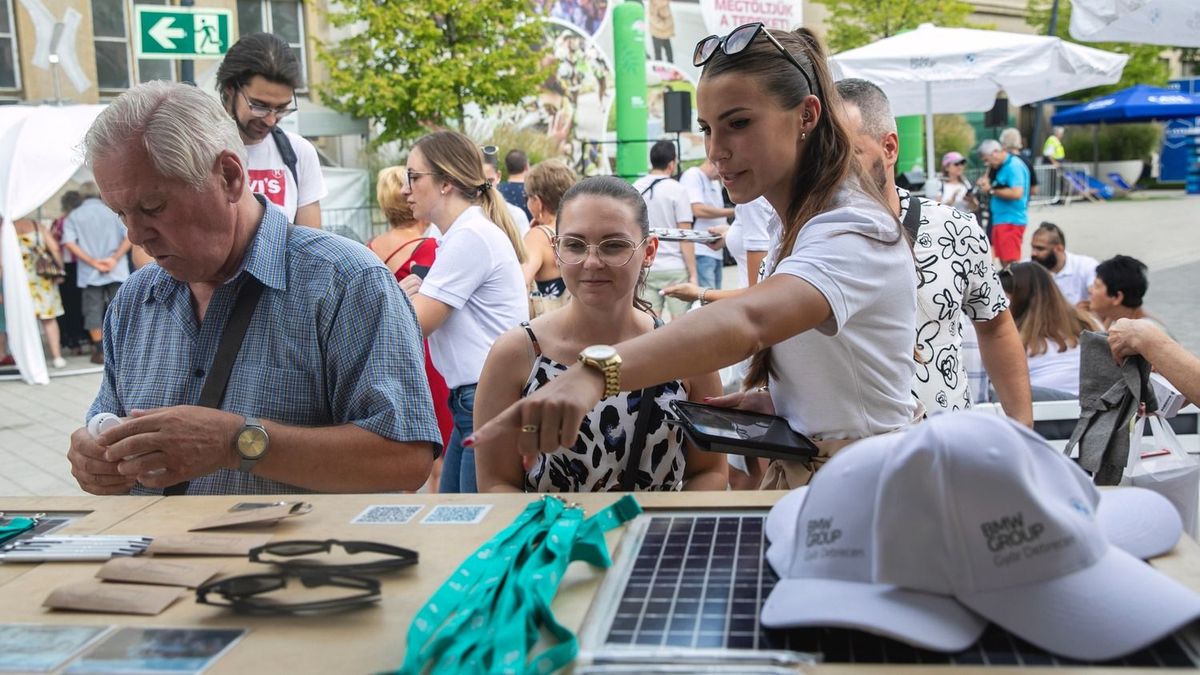 Karrier karneváltól volt hangos a Dósa nádor tér szombaton Debrecenben