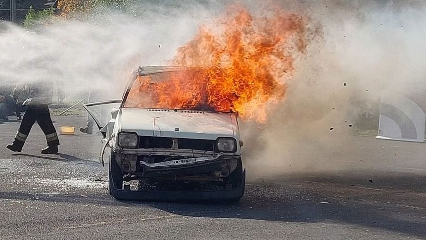 A tűzoltó egység egy vízsugárral oltotta el az égő autót