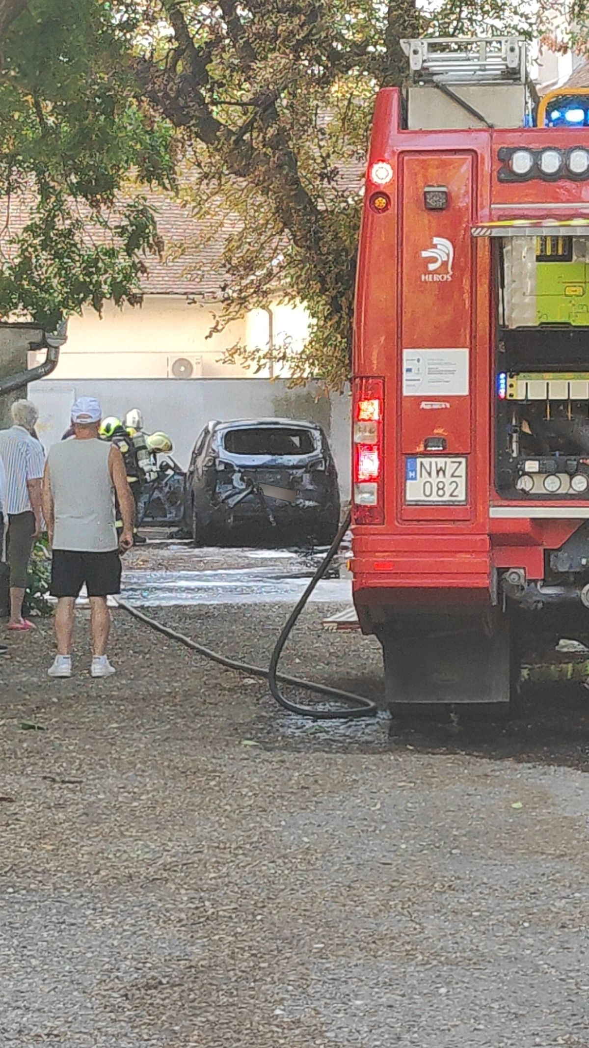 Kigyulladt egy autó Debrecenben, az Iparkamara utcán