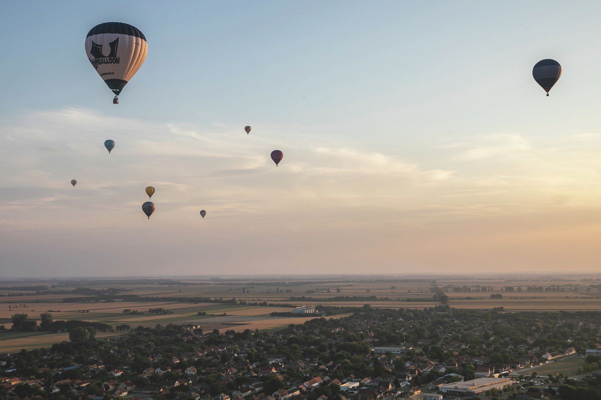 Ballonparádé az égen Hajdúböszörménynél
Forrás: Czinege Melinda