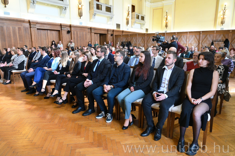 Negyvenhárom, példaértékű tudományos munkát végzett szakembernek adtak át elismeréseket