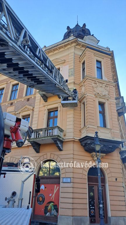 A meglazult vakolatrészeket a tűzoltók egy gépezetes tolólétrán keresztül távolították el