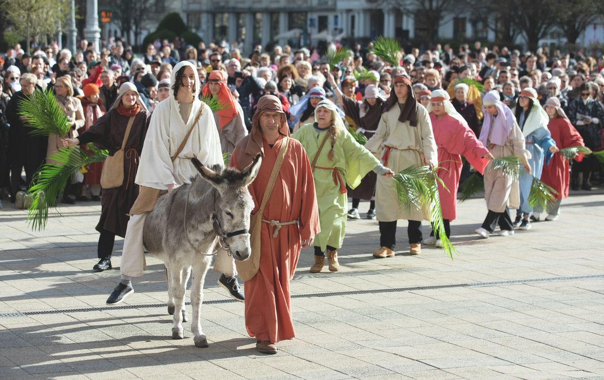 Virágvasárnapi keresztútjárás Debrecenben: a hagyományos körmenetnek a vallásturizmus szempontjából is van jelentősége