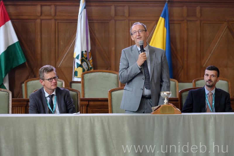 Kun Ferenc, a DE TTK dékánja is felszólalt a konferencia keretein belül