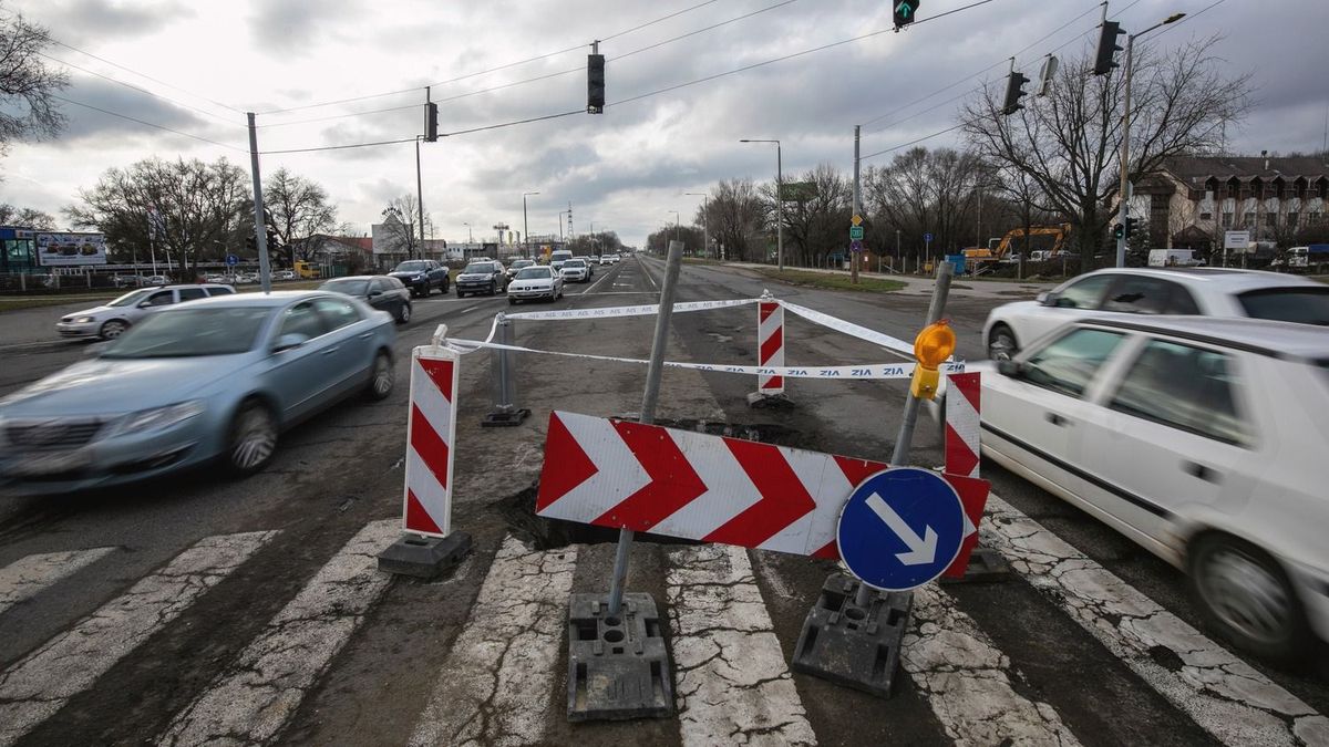 Hajdúböszörményben kedden délelőtt vízgerinc csőtörés történt