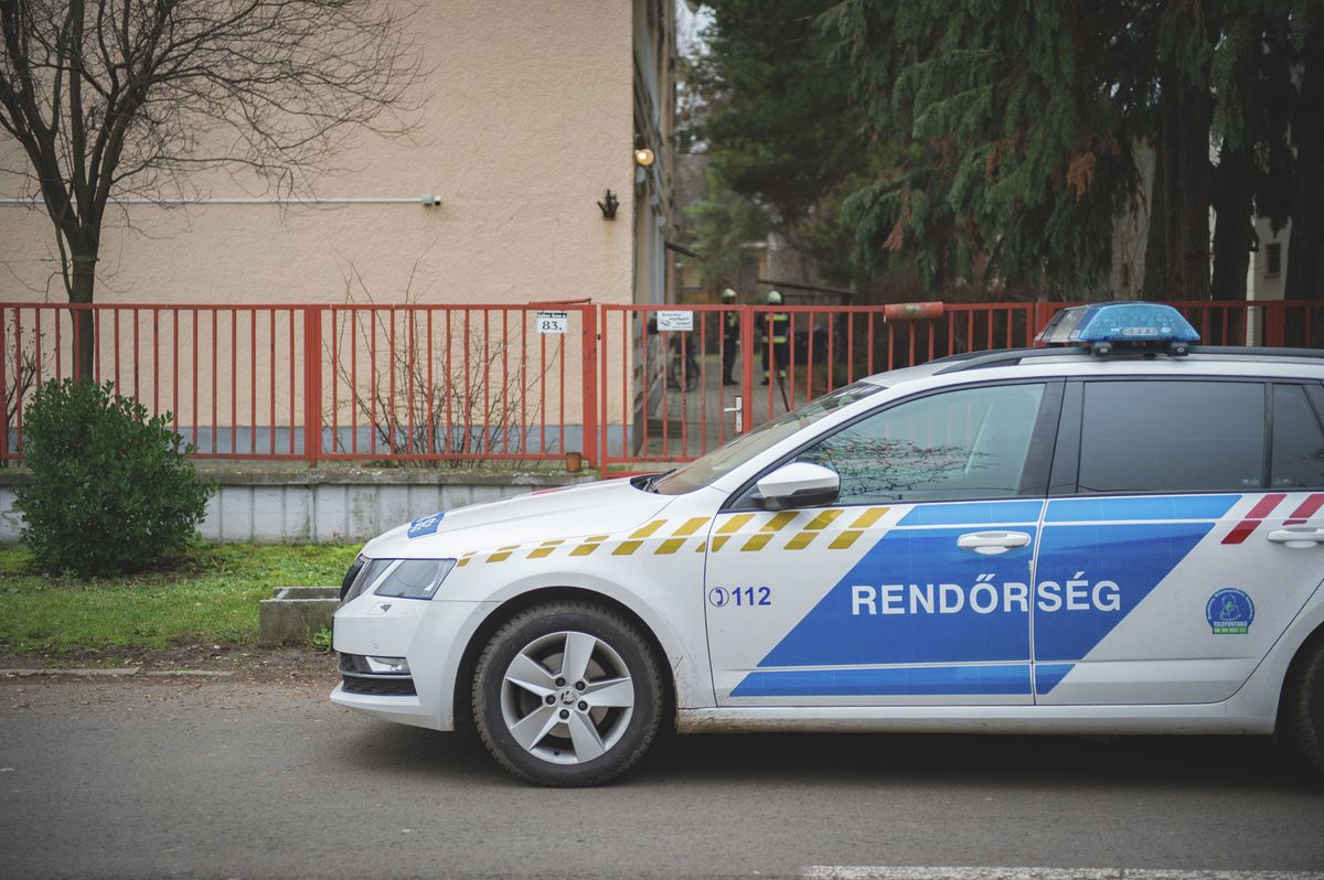 tetőfelújítás garázdaság rendőrautó