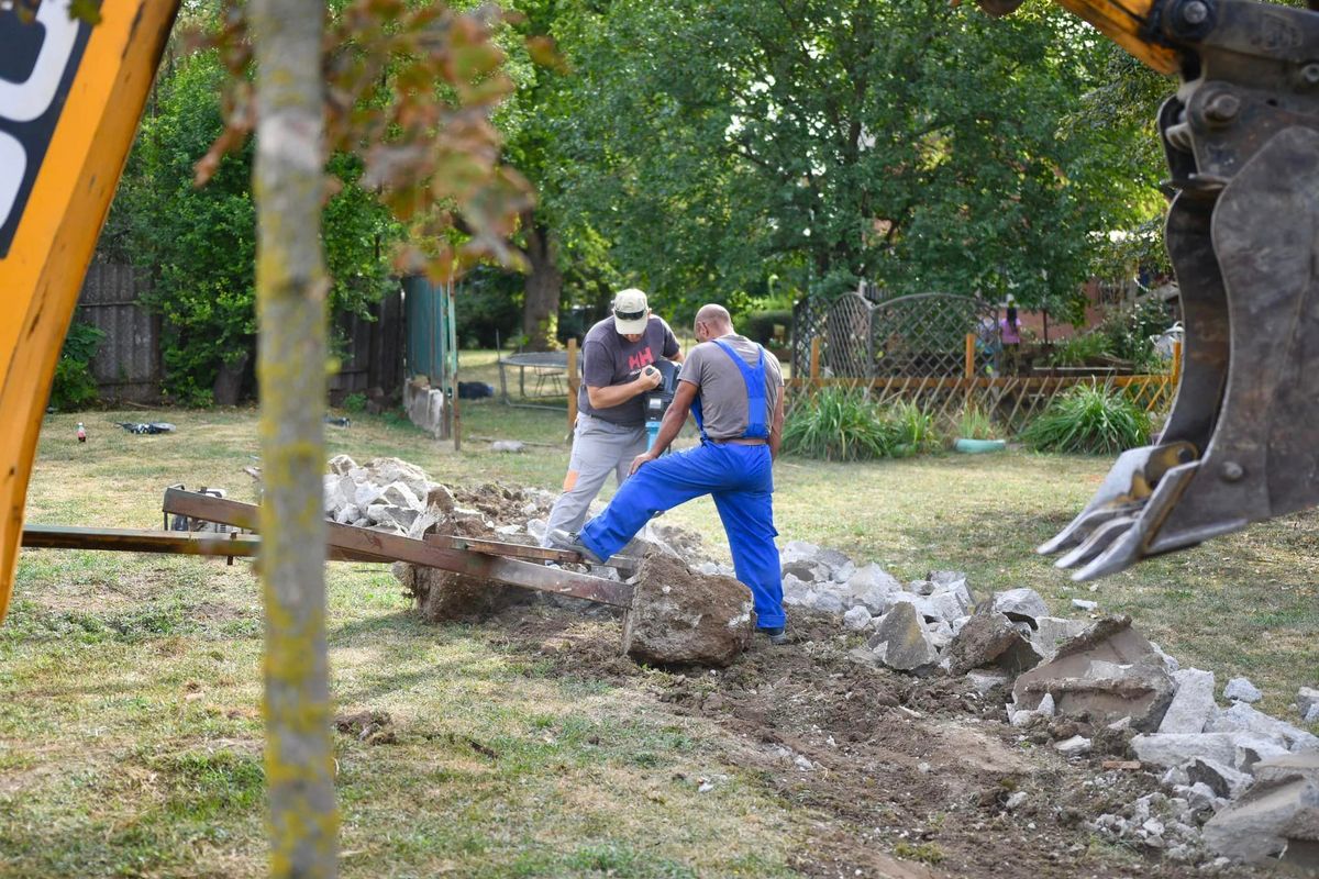 Hétfő reggel kezdődtek a focipálya kialakításának a munkálatai