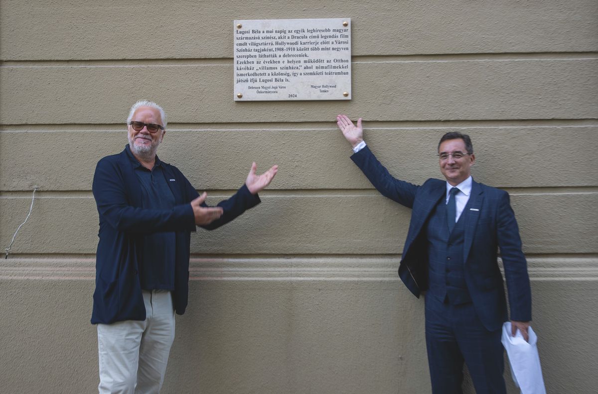 Tim Robbins (balról) és Papp László leplezte le Lugosi Béla emléktábláját Debrecen haon