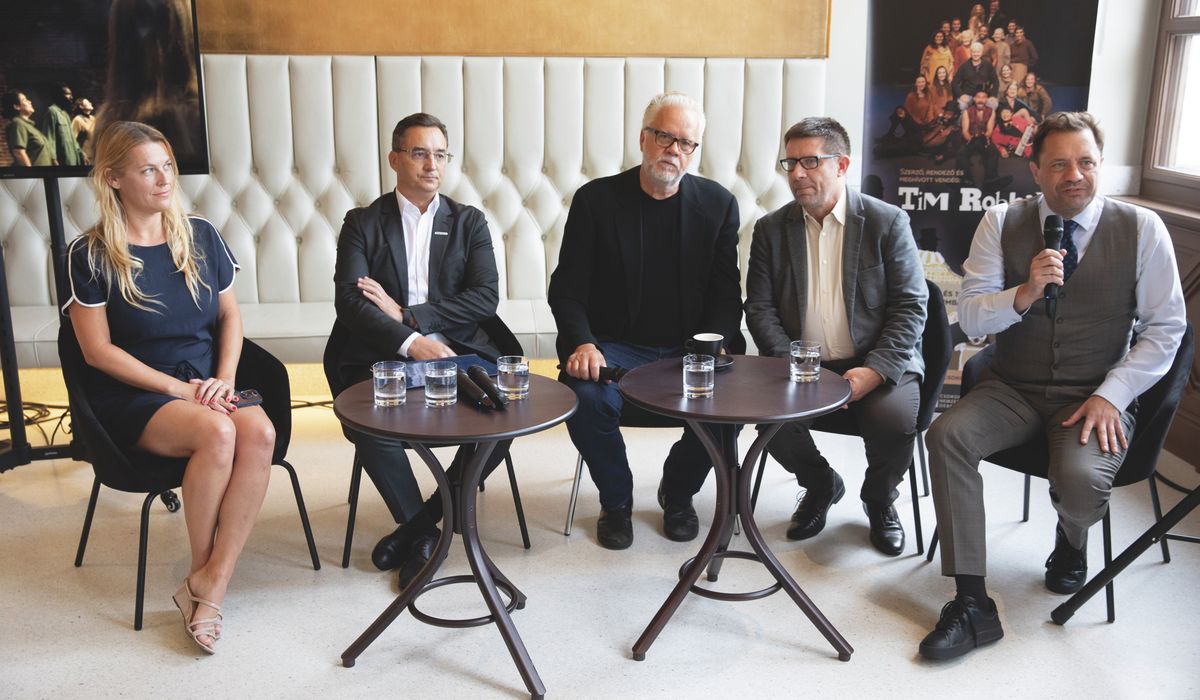 tim robbins, debrecen, csokonai színház
Vida Virág kulturális újságíró (balról), Papp László polgármester, Tim Robbins színész-rendező, Simon Zoltán tolmács és Mátyássy Szabolcs színházigazgató a sajtótájékoztatón haon