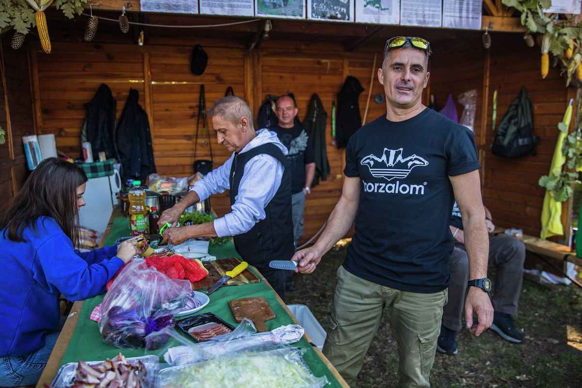 A Borzalom nevű csapat főszakácsa, Zoltán beszélt a különleges ételükről