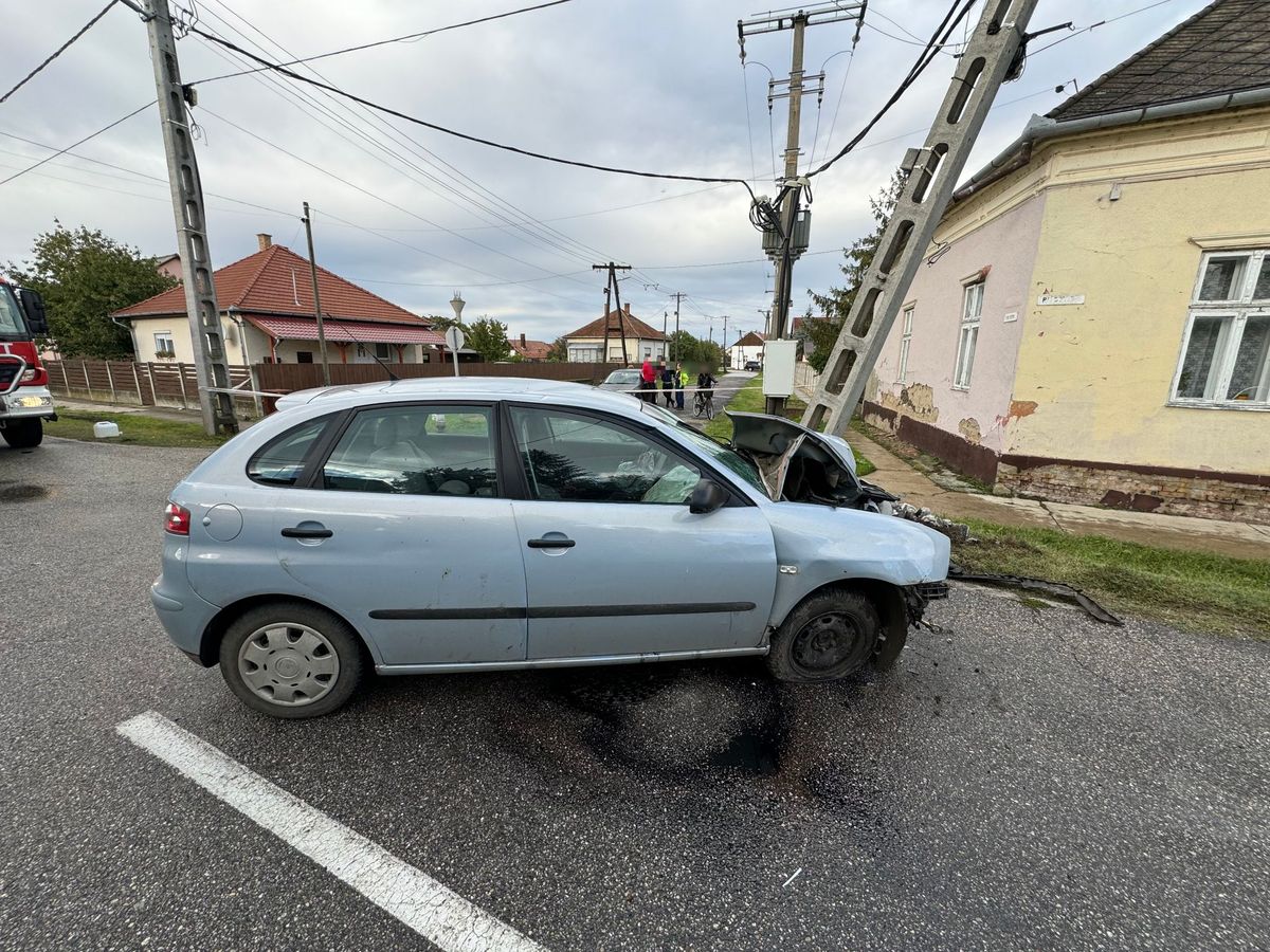 A baleset miatt megdőlt oszlopot csak a vezetékek tartják