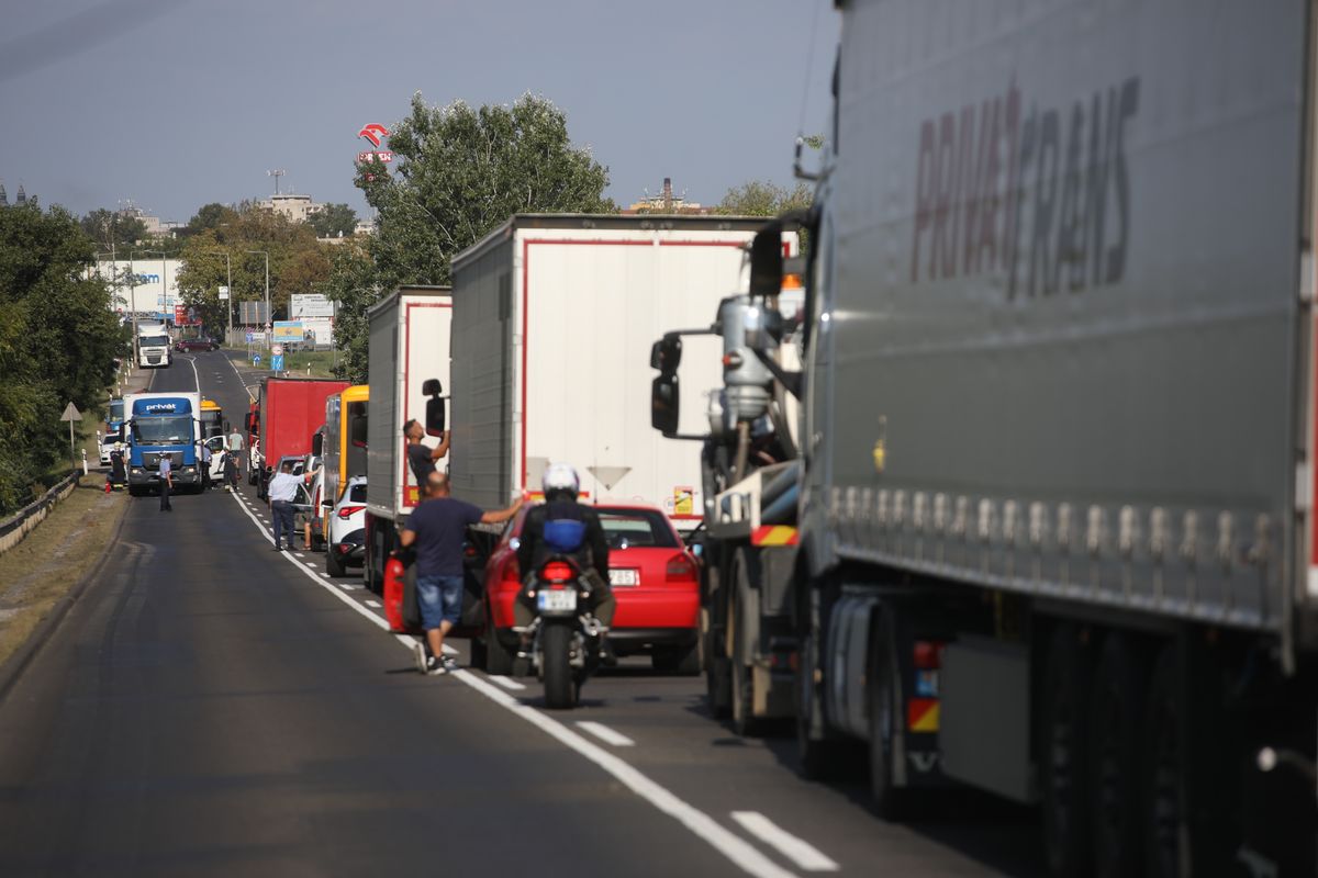 Dugó alakult ki a baleset miatt a 4-es főúton