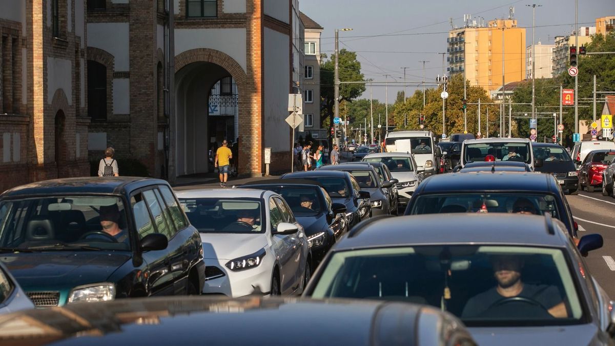 Elstartolt az iskola, megélénkült a reggeli forgalom Debrecenben