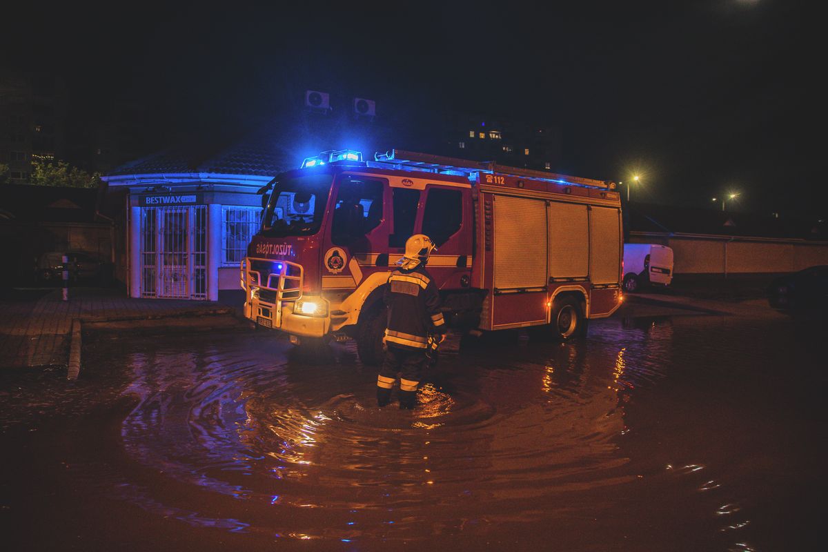 Csőtörés a debreceni Derék utcán: ide is vonult a katasztrófavédelem