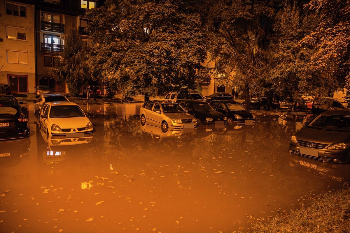 Hatalmas csőtörés volt a debreceni Derék utcán