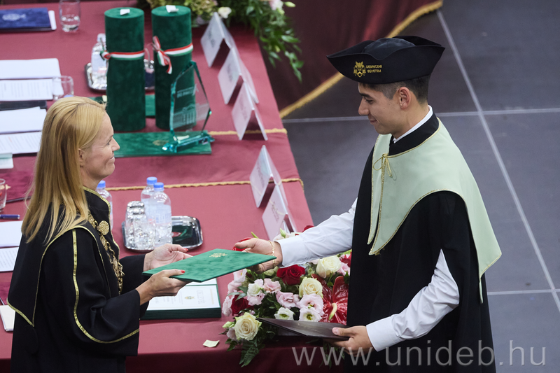 A Liu fivérek az egyetem vasárnapi tanévnyitóján vehették át diplomáikat. A képen: Liu Shaoang megkapja az oklevelet Fenyves Veronikától, a Gazdaságtudományi Kar dékánjától