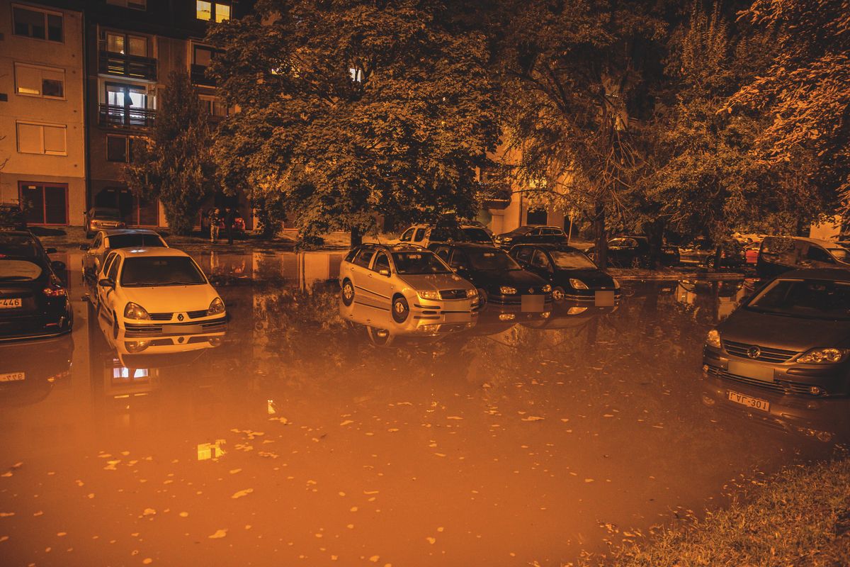 A csőtörés után teljesen el volt árasztva a parkoló, az autók egy részének küszöbig is érhetett a víz