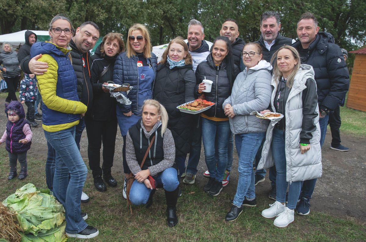 Rengetegen álltak össze közös fotóra Győzikéékkel a Hadházi Káposztás Napokon