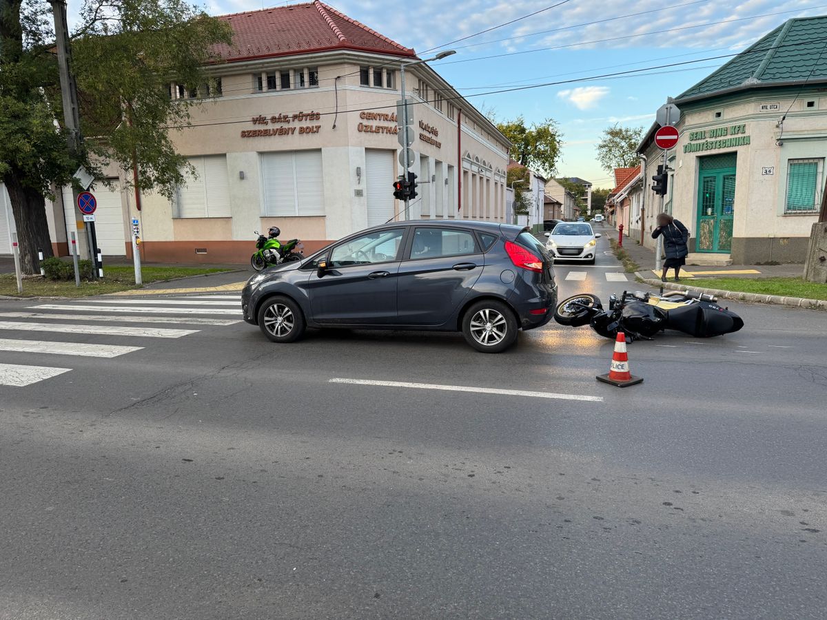 A motoros hajthatott az autóba