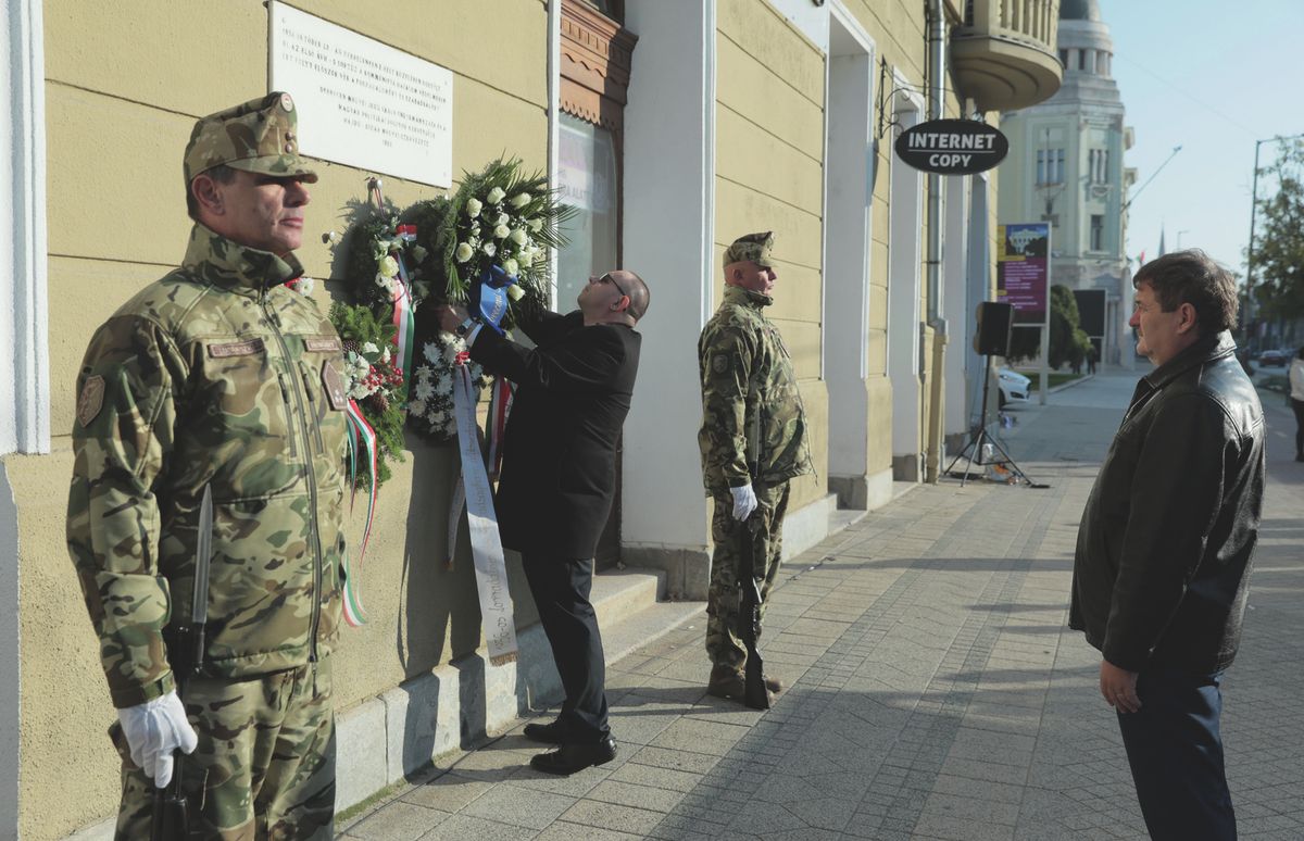 Koszorúzást tartottak október 23-án az ÁVH-s sortűz áldozatainak debreceni emléktáblájánál