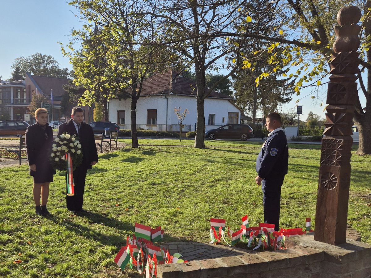 Az emlékezés virágait is elhelyezték: Maczik Erika polgármester és Pető József alpolgármester