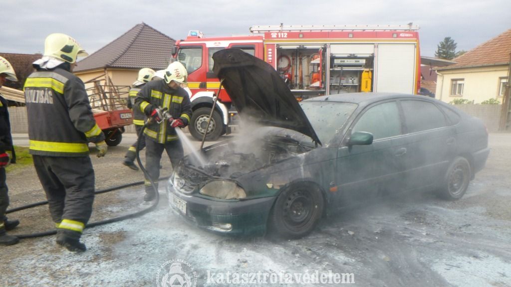 Kigyulladt egy autó motorja, szabadnapos vármegyei tűzoltó fékezte meg a lángokat