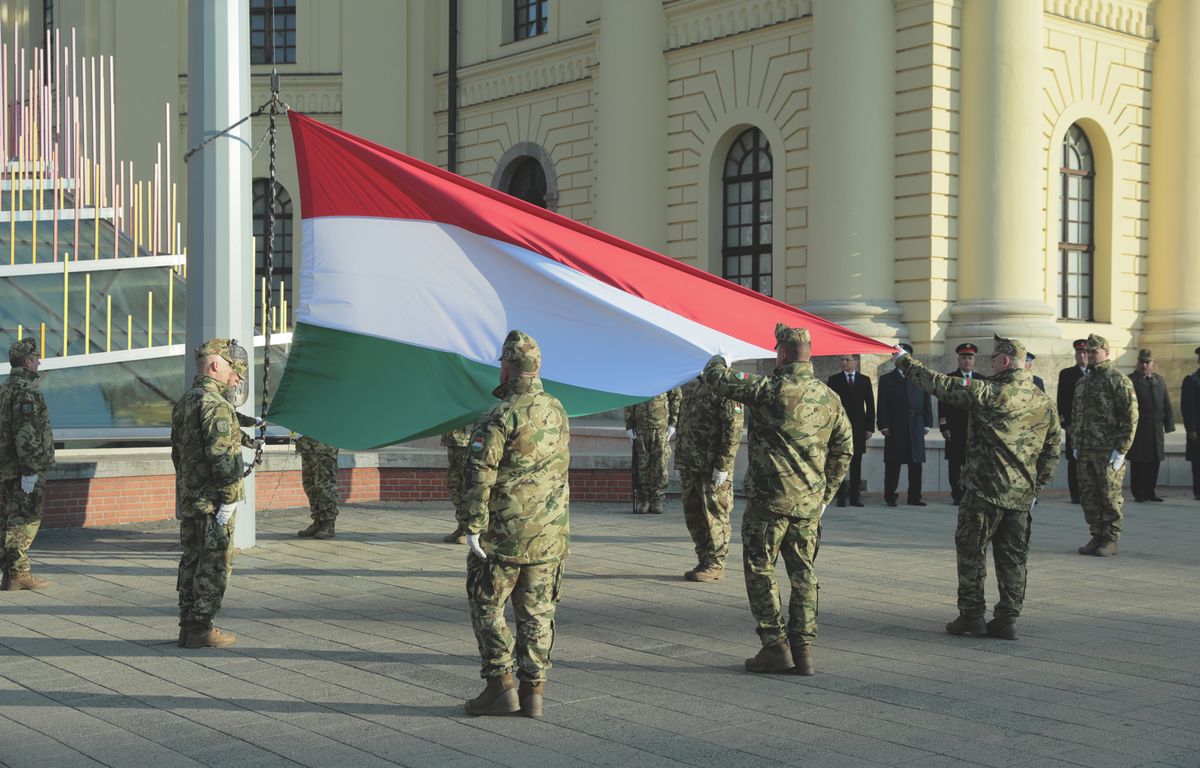 Zászlófelvonással indult az október 23-i programsorozat Debrecenben