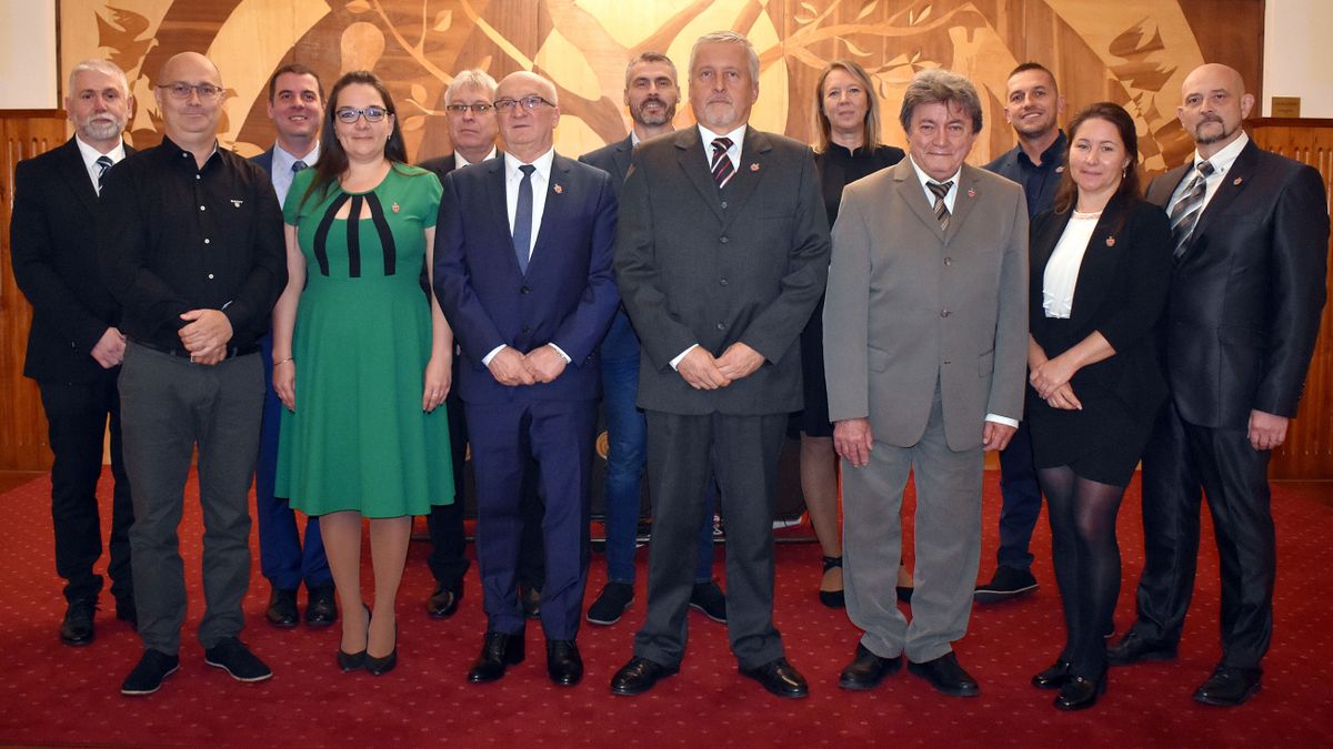 Hátsó sor: Bagdi Ferenc HVB elnök, Illés Tóth Zoltán jegyző, Dr. Ignáth Tamás, Karika Róbert, Gombos Szilvia, Papp-Pálfi László, Bokor Gyula Első sor: Pénzes László, Kovács Katalin jegyzőkönyvvezető, Tóth Ferenc polgármester, Hidvégi László Sándor alpolgármester, Cserép Imre, Háziné Dr. Szelezsán Barbara aljegyző