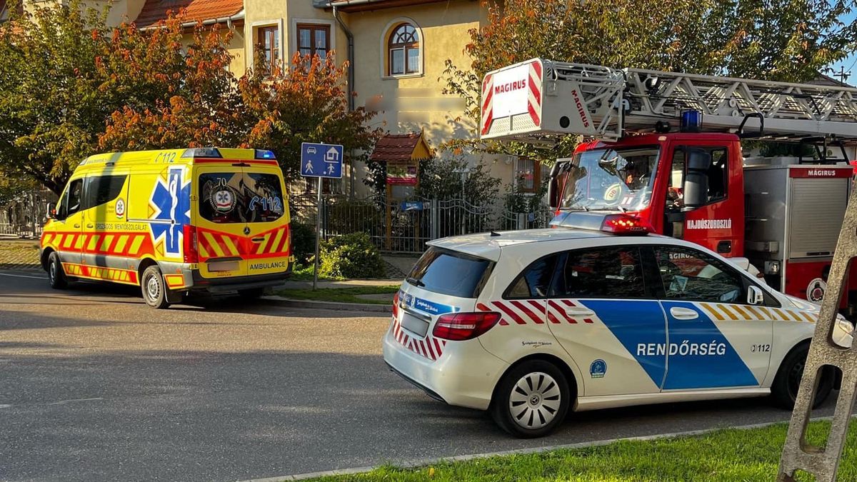 A tűzoltók, a mentők, valamint a rendőrség is kivonult hétfő délután Hajdúszoboszlón egy Major utcai társasházhoz