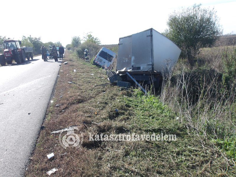 A tűzoltók átvizsgálták, majd áramtalanították a járműveket