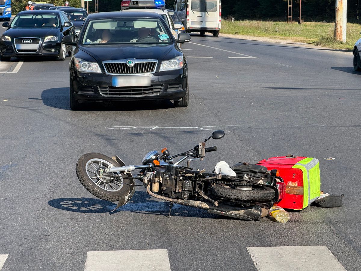 Személyautó és kismotor ütközött össze a Kassai úton