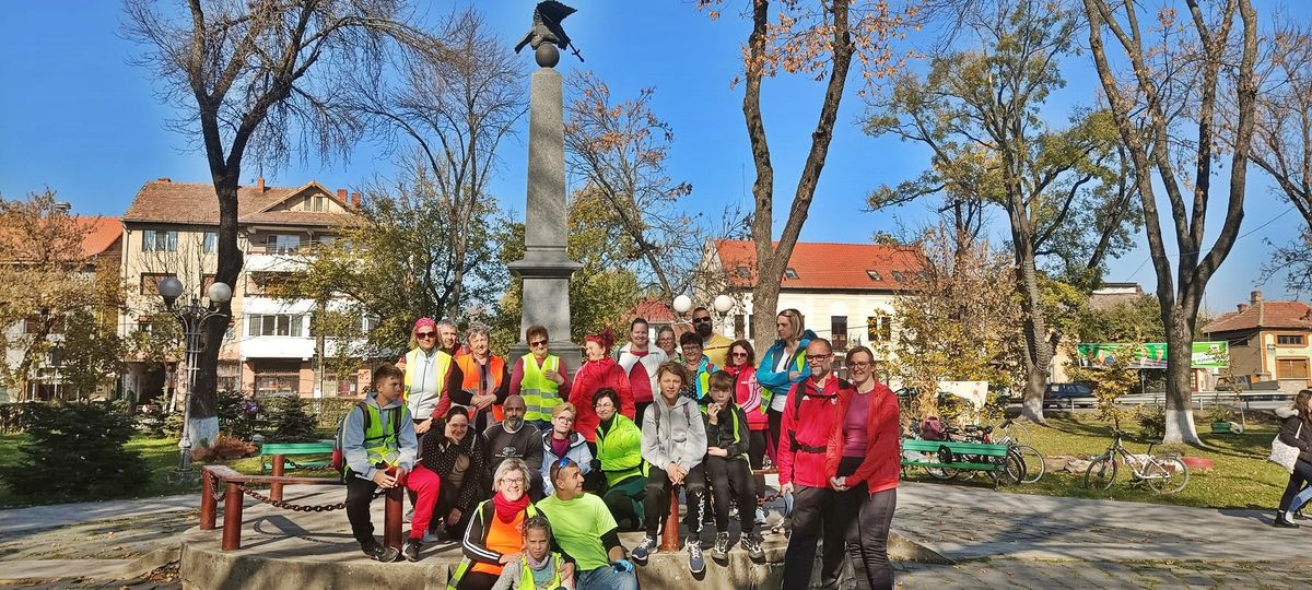 Túrázók a székelyhídi Turul szobor parkjában