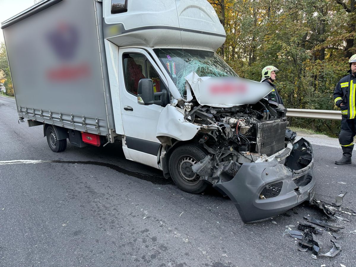 Két kamion ütközött össze hétfő délután a 42-es főúton, Berettyóújfalunál
