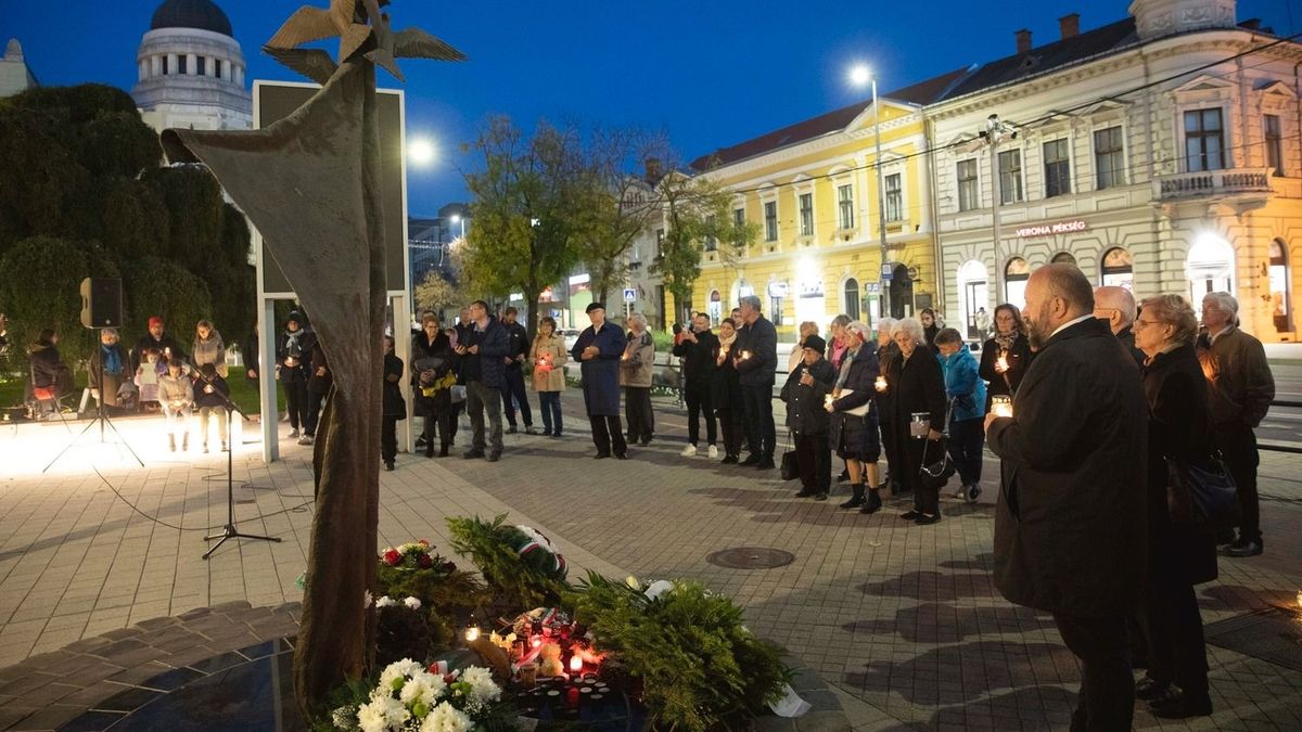 A Kossuth utcai 1956-os emlékműnél is emlékeztek a hősökre, mécseseket gyújtottak szerdán Debrecenben