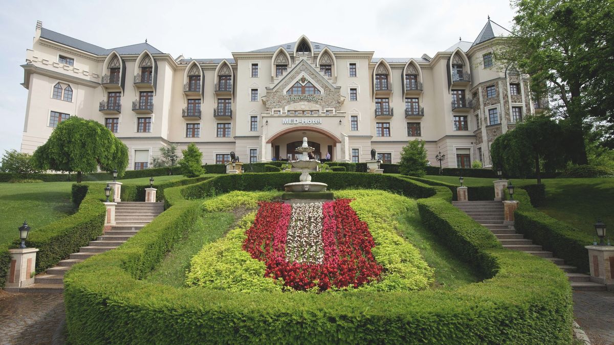 Ma már teljes pompájában tündököl a tamáspusztai Borostyán Med Hotel