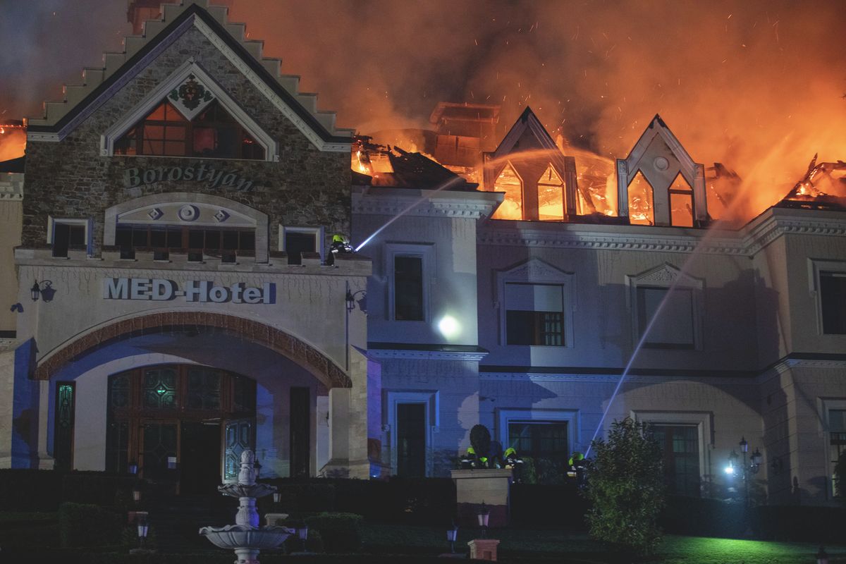 Lángokban állt a Borostyán Med Hotel tetőszerkezete