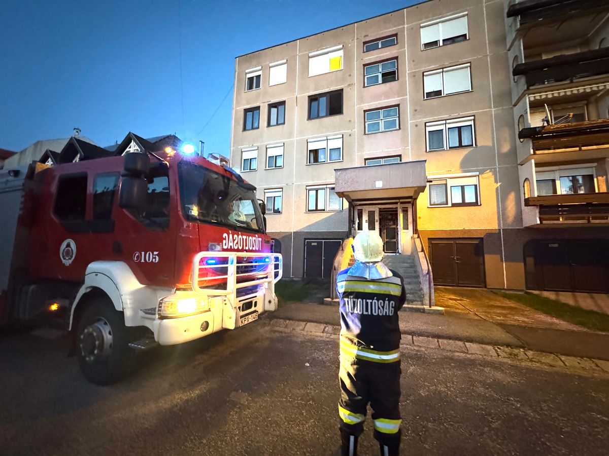 Tűzoltókat és mentőt is riasztottak egy hajdúszoboszlói társasházhoz