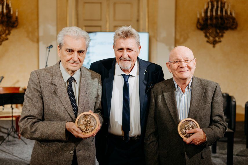 Csikos Sándor színművész, Tasi Géza Szabó Magda jogörököse, Bereményi Géza író a Szabó Magda-díj átadóján