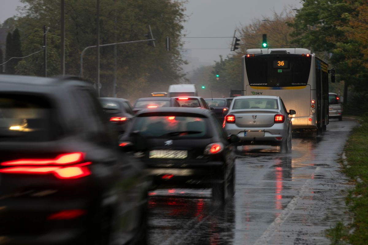 Esőben sok helyen alakulnak ki dugók a városban