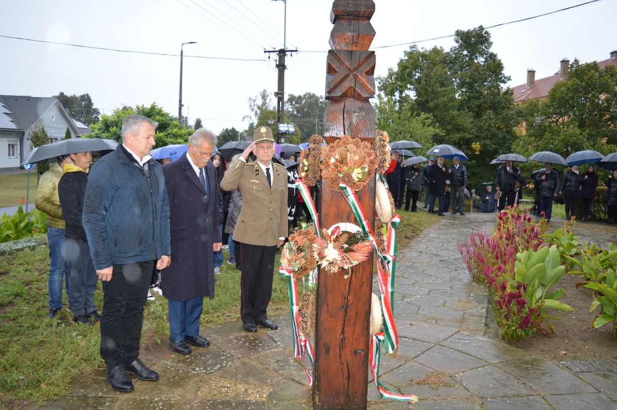 A kopjafánál emlékeztek meg az aradi vértanúkról