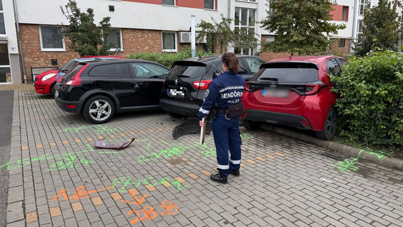 „Megvadult” egy autó egy hajdúszoboszlói parkolóban, több jármű is összetört – fotókkal, videóval