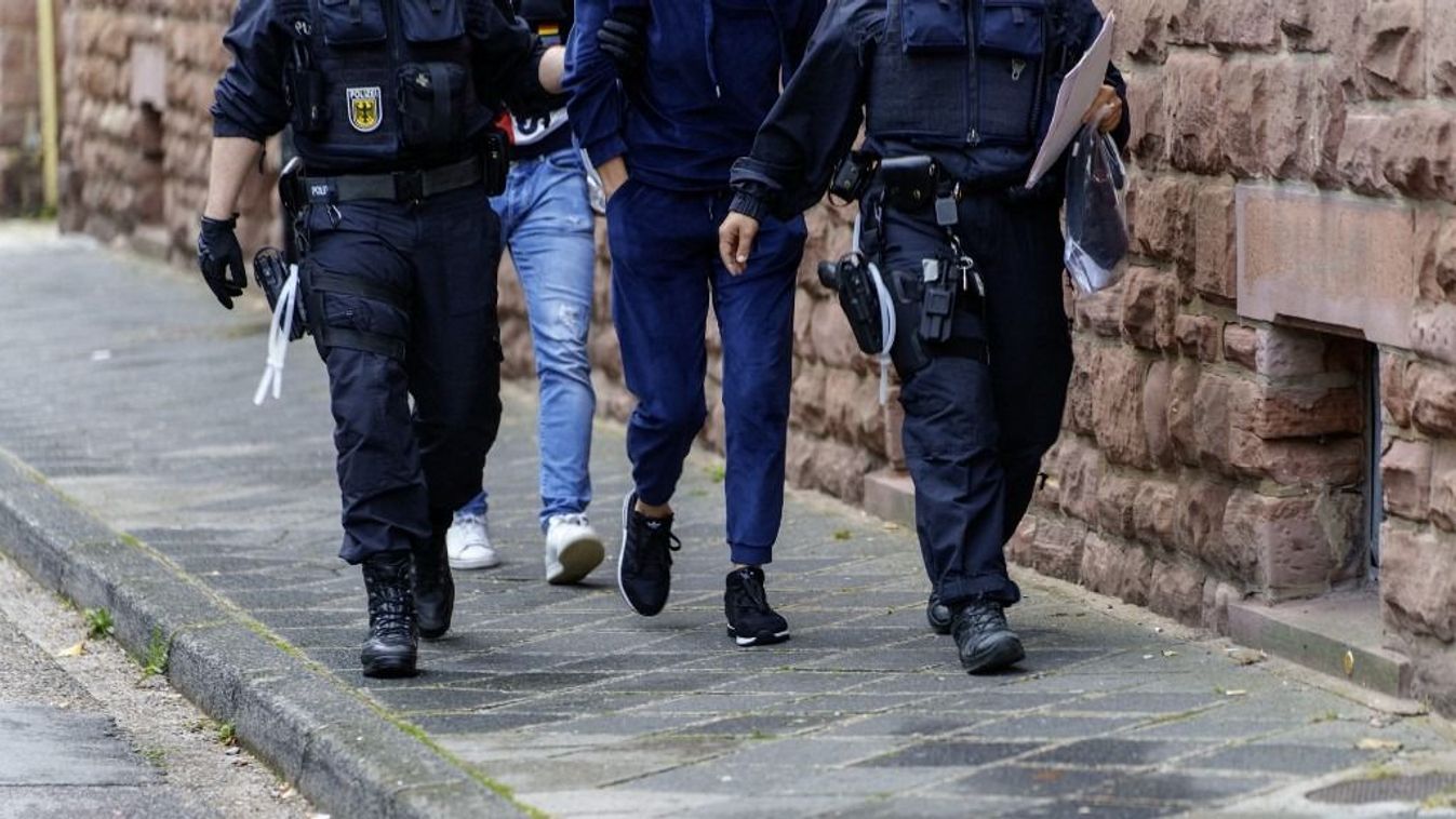 Felmérés: az emberek a bűnözést a növekvő migrációval hozzák összefüggésbe