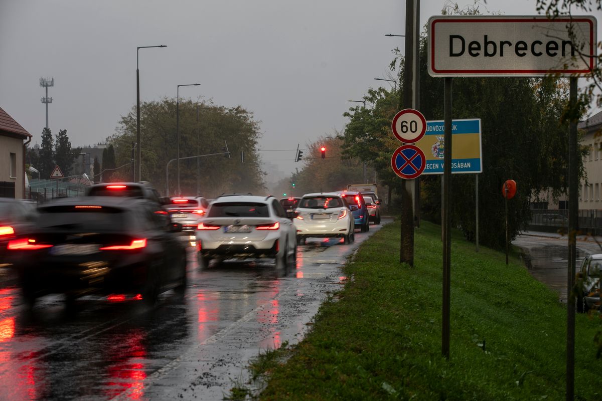 Az esőben vezetés sokaknak okoz problémát Debrecenben is