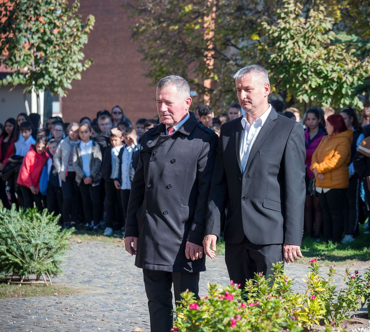 Menyhárt Károly polgármester és Papp Zoltán  alpolgármester koszorúz