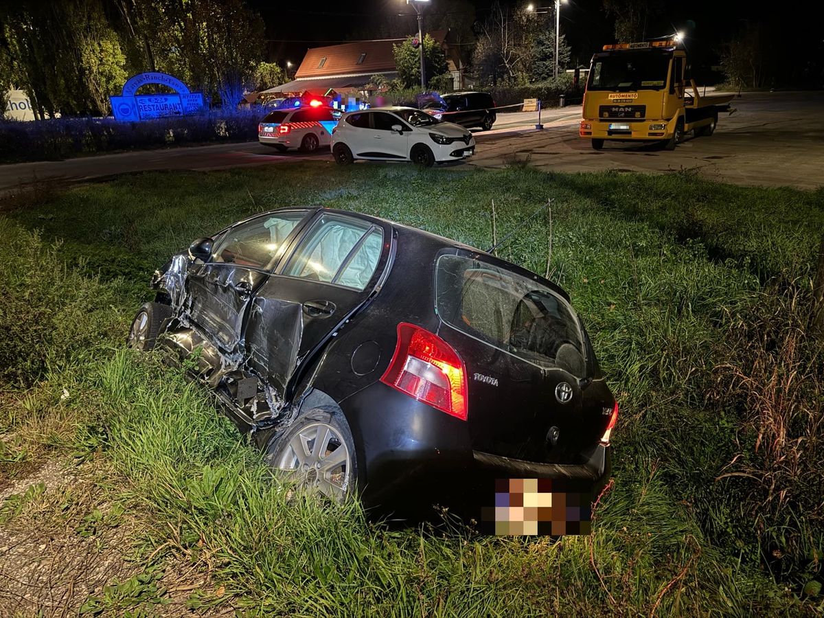 Árokba csapódott autó Berettyóújfalunál