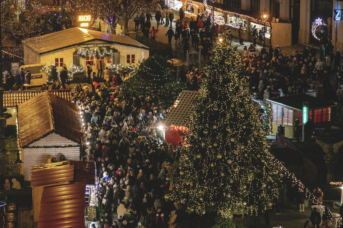 A Debreceni Advent ideje alatt az egész Kossuth tér fényárban úszik